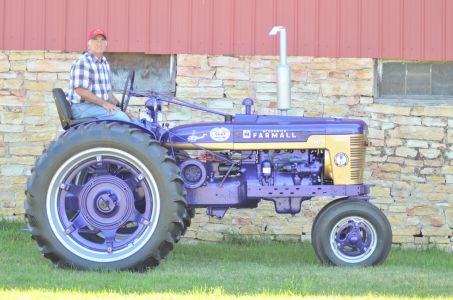 b_0_300_16777215_00_images_ClientShowcase_Purple_Heart_Farmall_H_Tractor.jpg